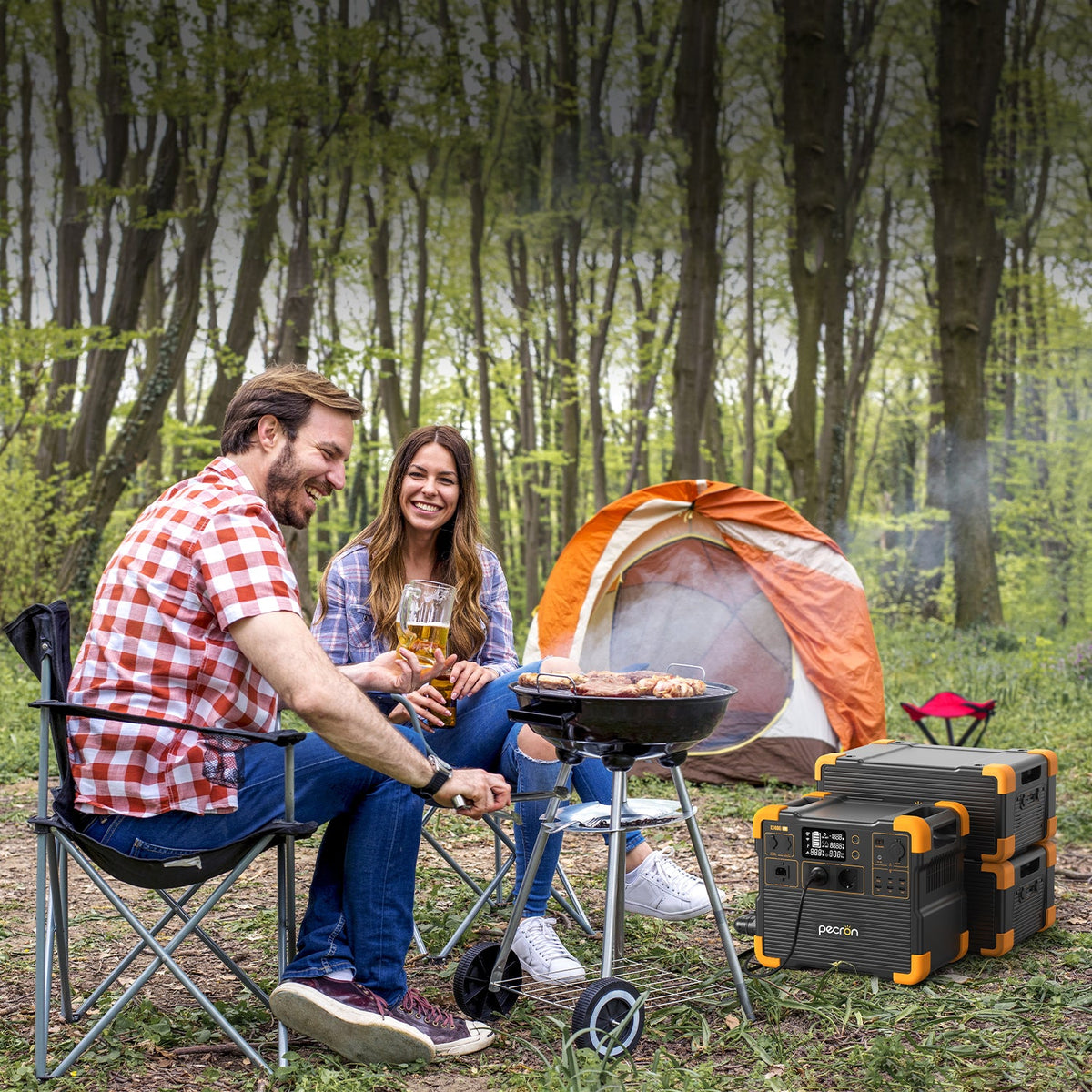 Pecron E2400LFP ved teltet på campingtur i skogen