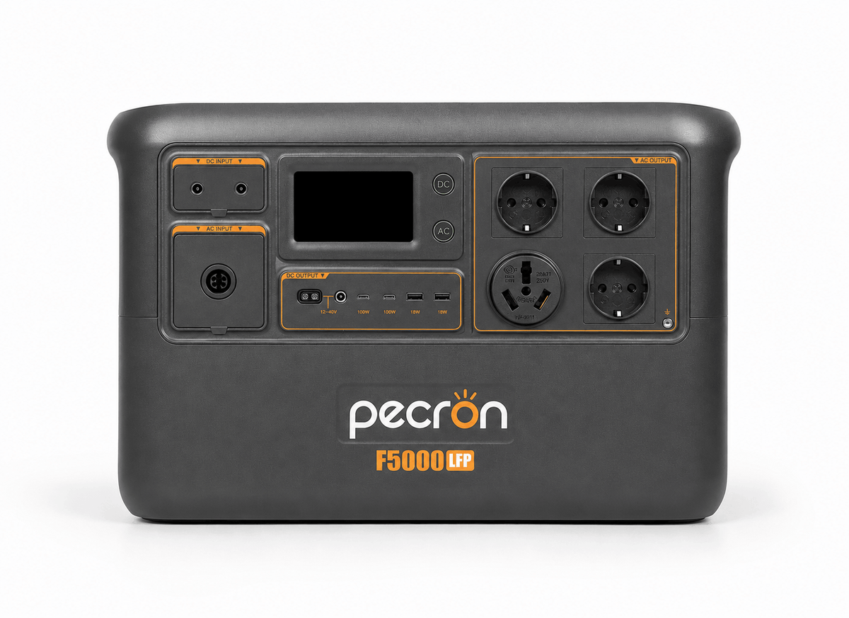 Pecron F5000LFP sett rett forfra med skjerm, fire 230 V-uttak og USB-porter