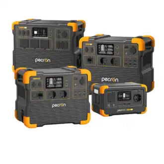 Et sett med bærbare kraftstasjoner med flere uttak og digitale skjermer.